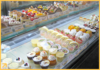 ショーケースの中は美味しそうなお菓子でいっぱい